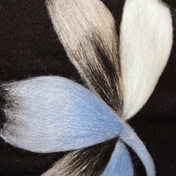 Nwt AAEDA Elegant Black V-Neck Sweater with Floral Design - Picture 5 of 9